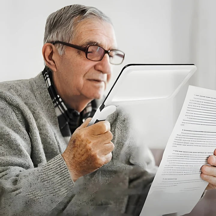 Compact Handheld Magnifier with LED Illumination for Clear Viewing