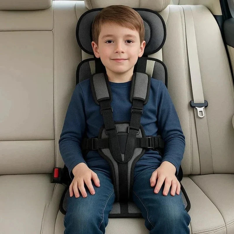 Compact Travel Child Seat with Secure Five-Point Harness