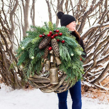 Rustic Holiday Wreath with Natural Elements for Festive Decor