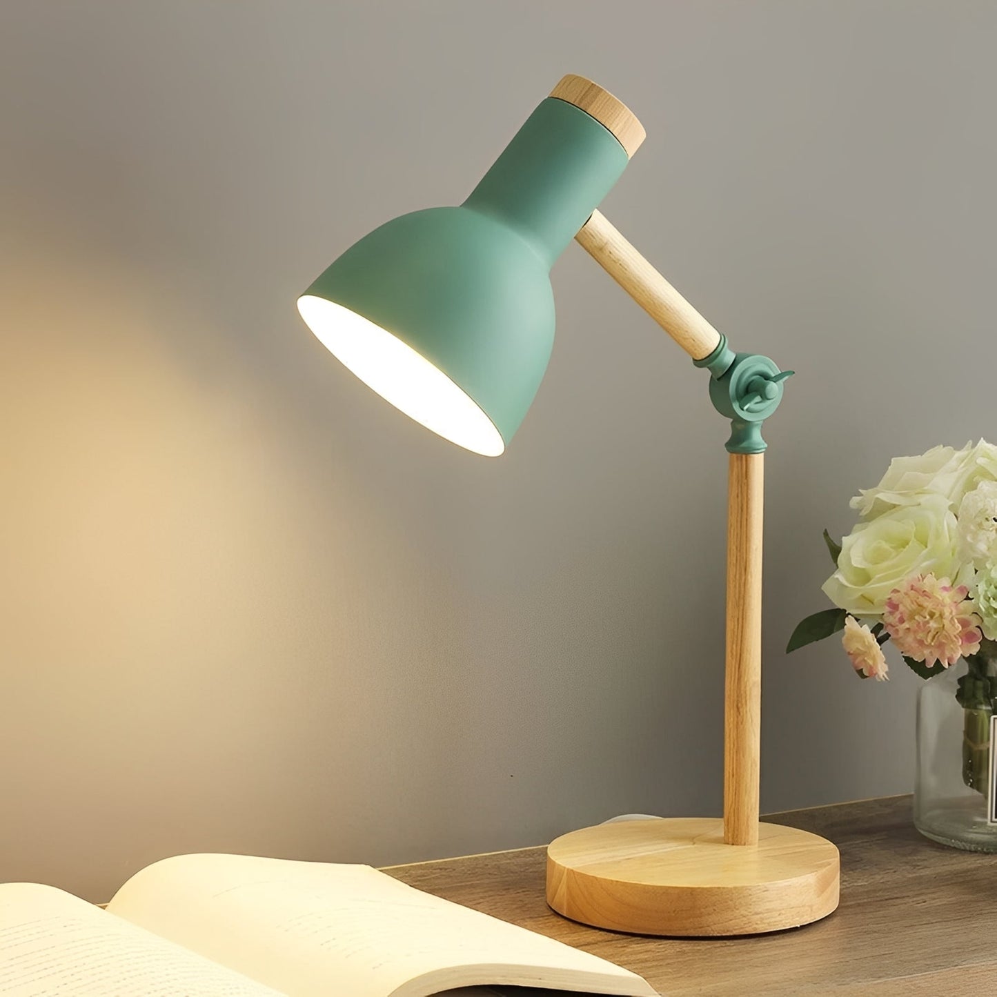 Versatile Desk Light with Adjustable Arm and Swiveling Head