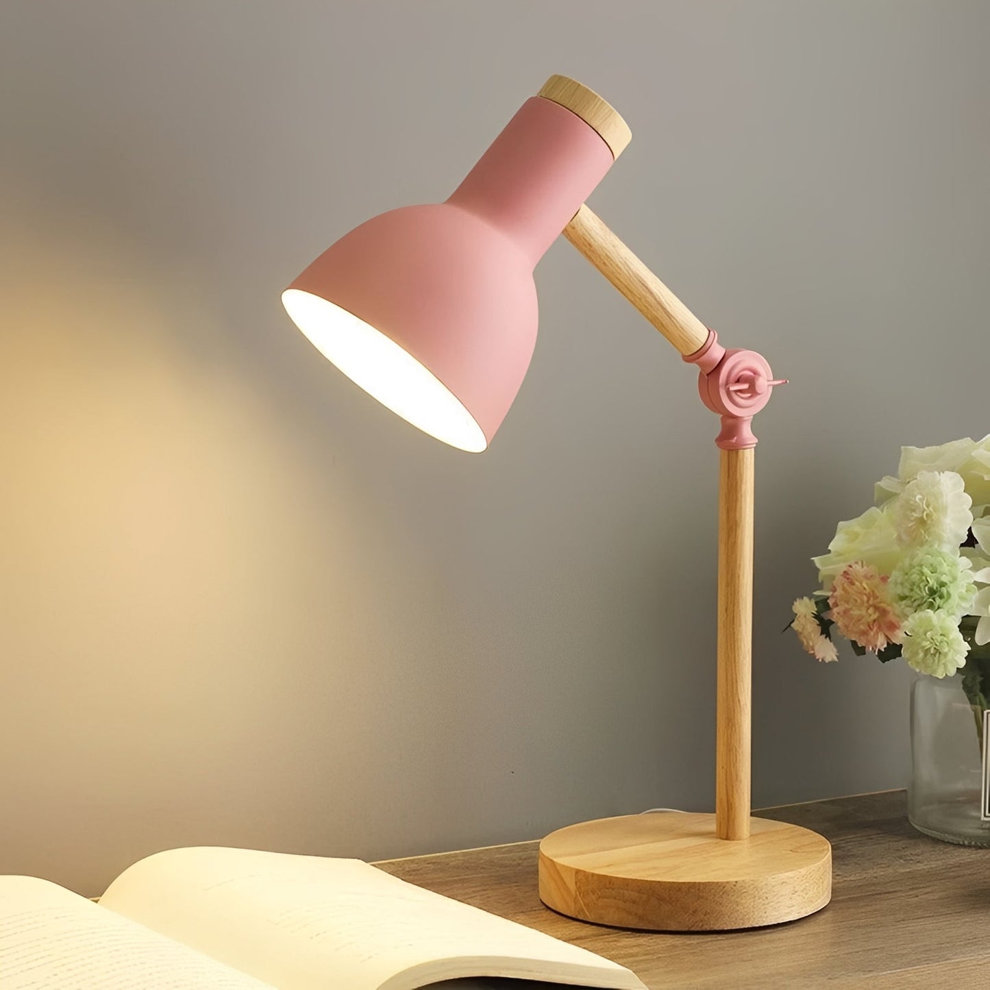 Versatile Desk Light with Adjustable Arm and Swiveling Head