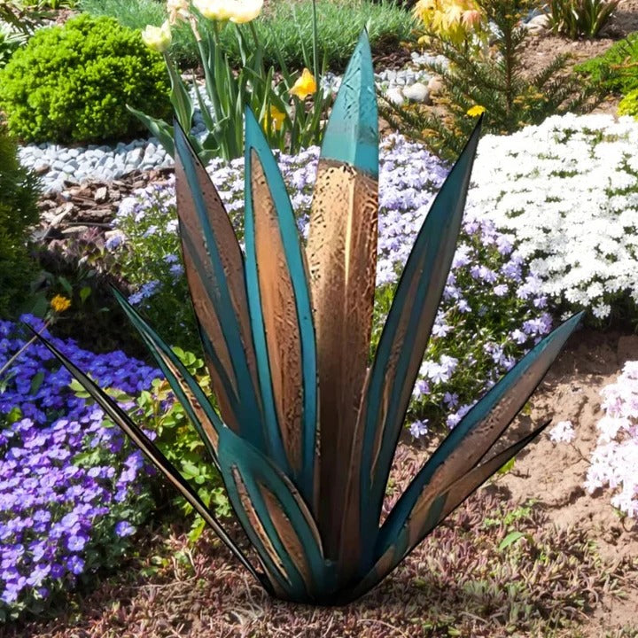 Stylish Metal Agave-Inspired Garden Ornament for Any Space